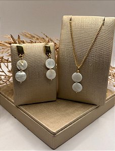 Conjunto de colar e brincos de madrepérolas