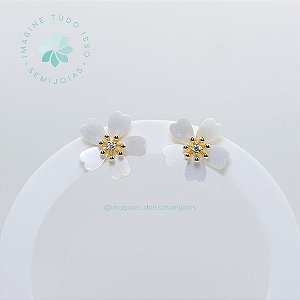 Brinco Semijoia Flor e Pétalas Estilo Madrepérola (dourado)