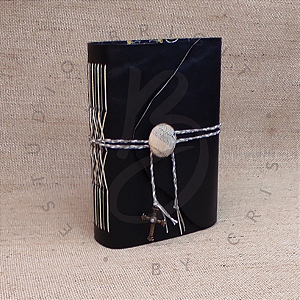 Livro Medieval "Button Cross"