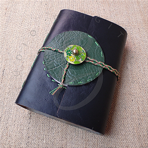 Livro Medieval "Golden Pin"