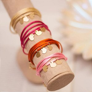 Pulseira Fio de Seda com Corações e Banho em Ouro
