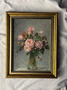 Gabinete Rosas num vaso de vidro