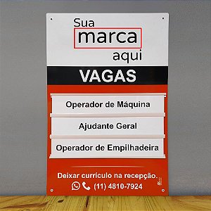 Placa admite-se em ps 40x60 cm personalizada com trilhos para troca dos cargos - acompanha 3 plaquinhas de cargo