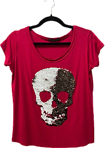 Camiseta Feminina Vermelha com Caveira de Lantejoulas.
