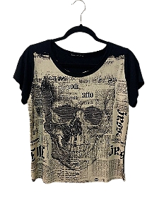 Blusa Feminina Caveira Jornal em pedraria.