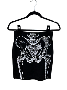 Saia Curta Justa Preta com Estampa de Esqueleto.