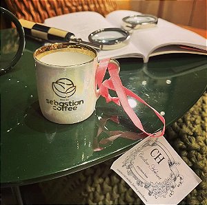 Xícara + Pires de Porcelana Personalizados com Logotipo Sebastian Coffee em Ouro 12K - Exclusivo por Caroline Helena Porcelanas