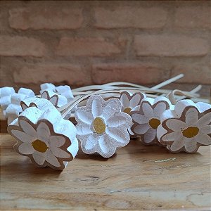 Buquê De Flores Em Madeira Com 12 Margaridas Brancas