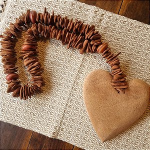 Colar Decorativo Coração Em Madeira M