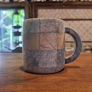Caneca Decorada em Pedra Sabão