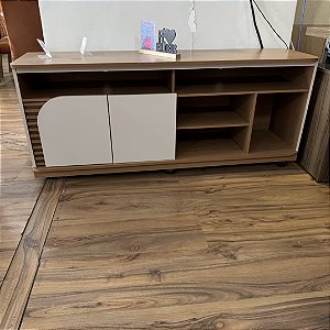 Rack 1.50 com Portas Ripadas – Modernidade e Estilo