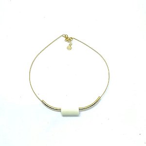 Colar aro dourado com resina off white