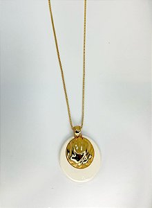 Colar 1v. de corrente dourada com pingente de resina off com dourado