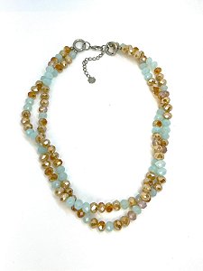 Colar curto de cristais bege e azul claro trançado