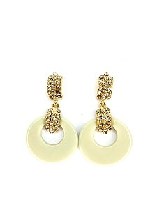 Brinco dourado c/ cristais gohon e resina off white
