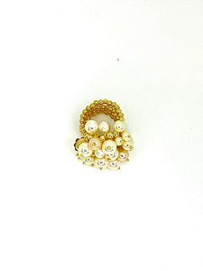 Anel dourado com pérolas