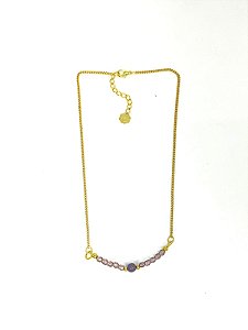 Colar curto 1v. de corr. fina dourada e cristais pequenos - lilas