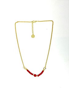Colar curto 1v. de corr. fina dourada e cristais pequenos - vermelho
