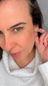 Ponto de luz dourado com bolinhas em volta do strass black diamont