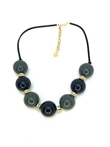 Colar 1v. camurça com bolas de resina verde militar e preto