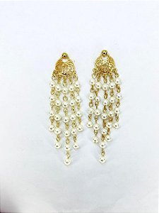 Brinco dourado arabesco com pérolas penduradas