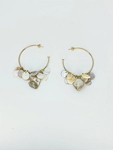 Argola dourada com madreperolas diversas