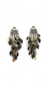 Brinco arabesco dourado com correntes e pingentinhos leves