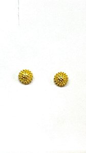 Brinco redondo dourado de bolinhas