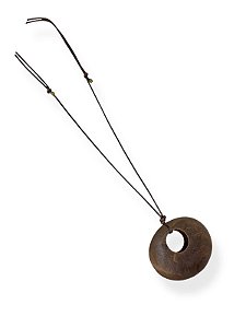 Colar 1v. de cordão marrom e pingente de madeira