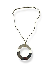 Colar 1v. de cordão camurça bege com pingente redondo níquel