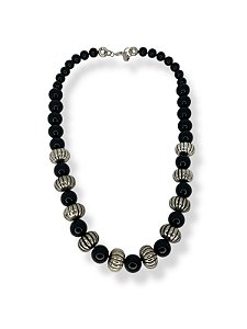Colar 1v. de bolas de resina preta e abs niquel velho
