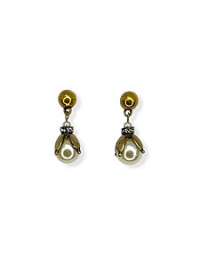 Brinco o. velho com pérola, tulipa estilizada e entremeio de strass