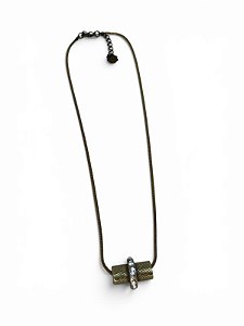 Colar 1v. de corr. rabo de rato o. velho com pingente tubular de strass