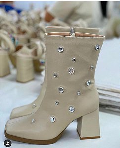 Bota Off White  c/ Detalhes em Strass Suzani Bissoli