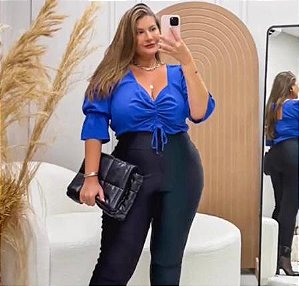 Bellah Curves - Blusa C/ Detalhes Plus Size