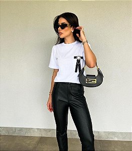 Lily Belle - T-Shirt Branca c/ Detalhe