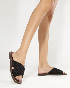 Schutz - Sandália Rasteira Bico Quadrado Logo Preta
