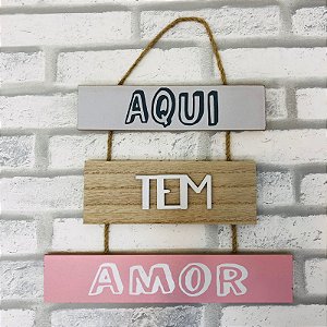Placa em Mdf Aqui Tem Amor