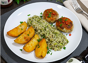 Hambúrguer de Frango, Risoto de Brócolis e Batata Rústica