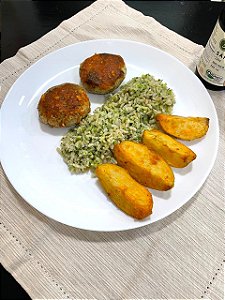 Hambúrguer de Frango, Risoto de Brócolis e Batata Rústica