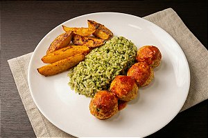 Almôndegas de Frango com Legumes, Arroz Integral com Brócolis e Batata Rústica