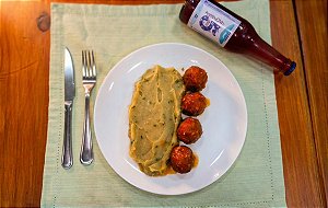 Almôndega de Carne e Legumes com Purê de Batata Doce