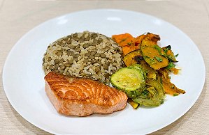 Salmão grelhado, Arroz com Lentilha e Legumes Primavera