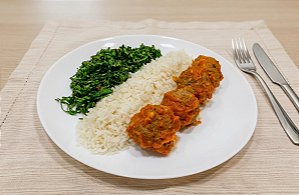 Almondegas de Carne com Legumes, Arroz Branco e Couve refogada