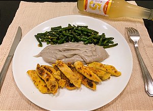 Iscas Peixe Empanado, Purê Inhame e Vagem