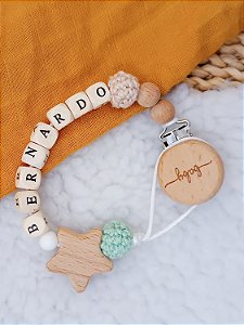 Prendedor de chupeta, com clips de madeira.