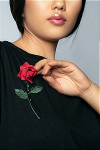 T-shirt preta Rosa de Kawasaki