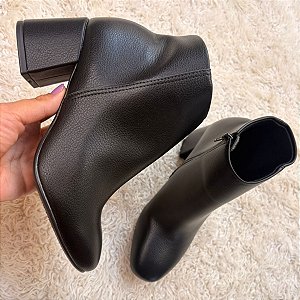 Bota Feminina Cano Curto Beira Rio Salto Grosso Confortável Preta Off White Casual