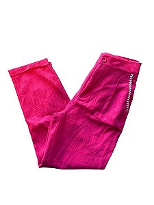 Calça Social Rosa Com Detalhes Bordados Branco No Bolso