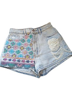 Shorts Jeans Com Flores Bordadas